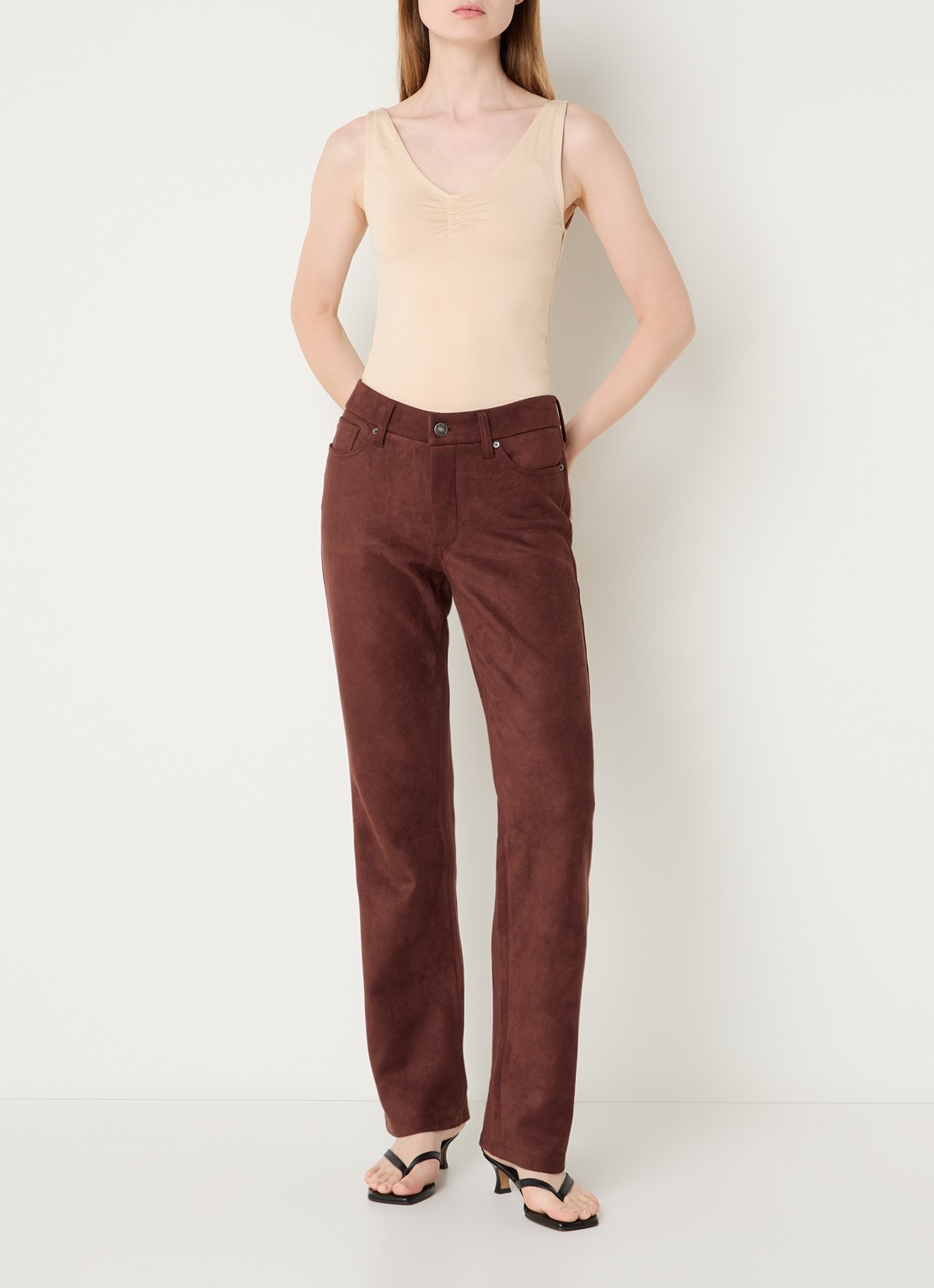 NYDJ Marilyn high waist straight fit broek van imitatiesuède - voorkant 2 chocoladebruin