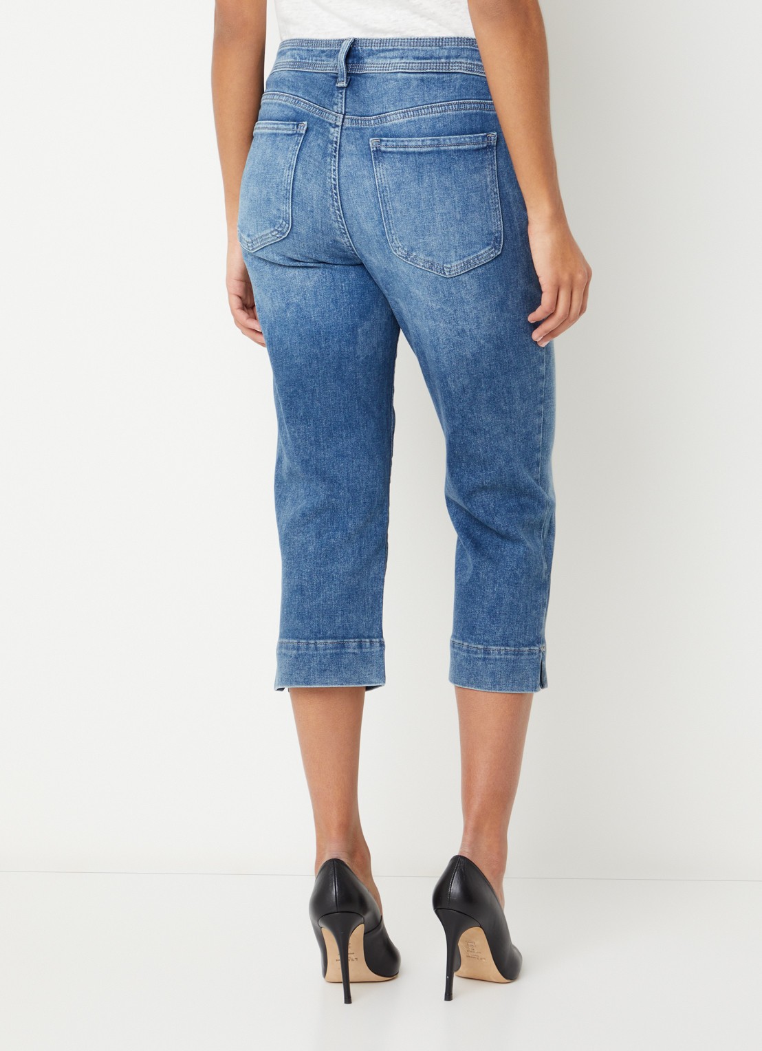 NYDJ Marilyn mid waist slim fit capri broek met steekzakken - achterkant indigo