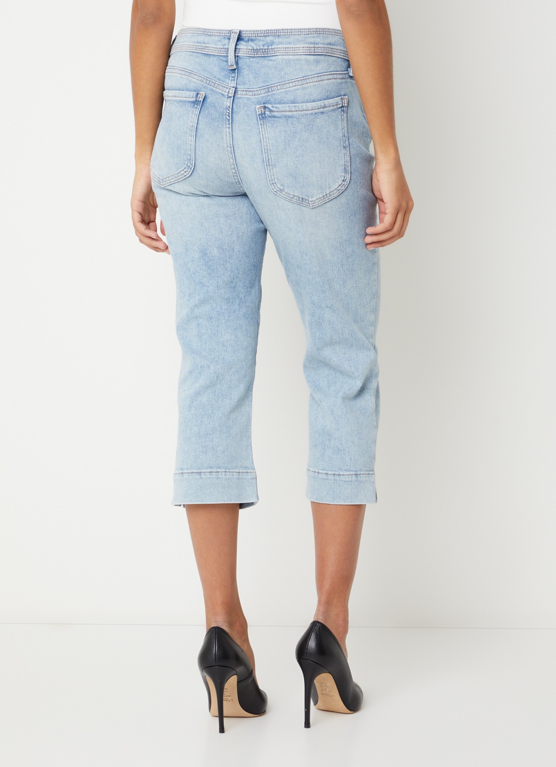 NYDJ Marilyn mid waist slim fit capri broek met steekzakken - achterkant lichtblauw