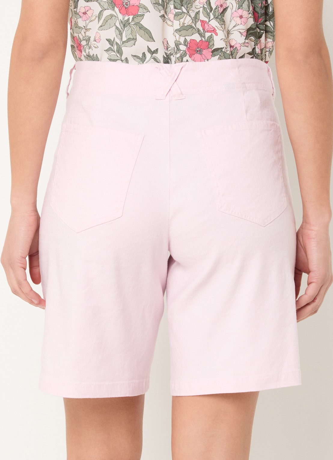 NYDJ Mid waist straight fit korte broek in linnenblend - achterkant 3 lichtroze