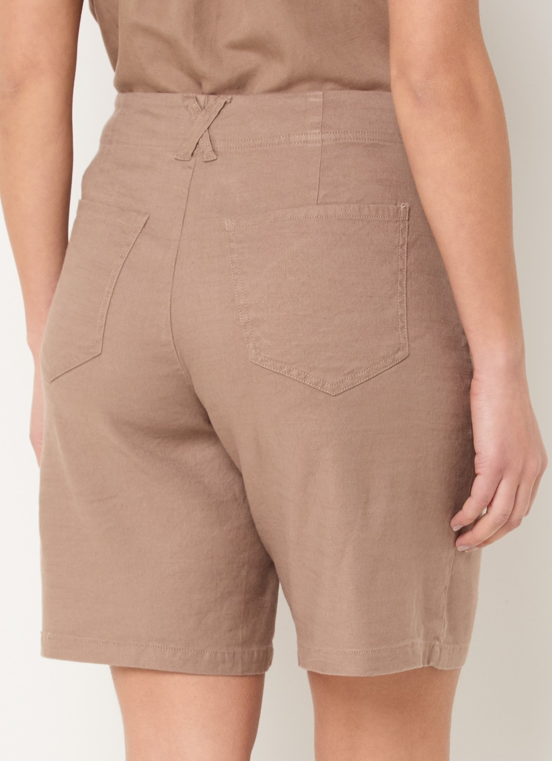 NYDJ Mid waist straight fit korte broek in linnenblend - achterkant camel