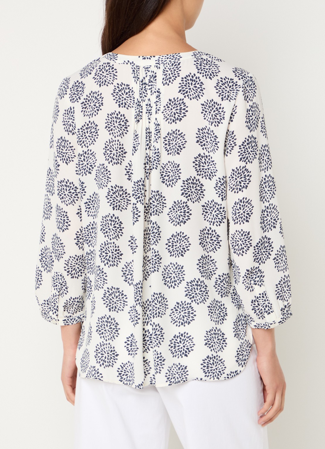 NYDJ Pintuck blouse met V-hals en print - achterkant gebroken wit