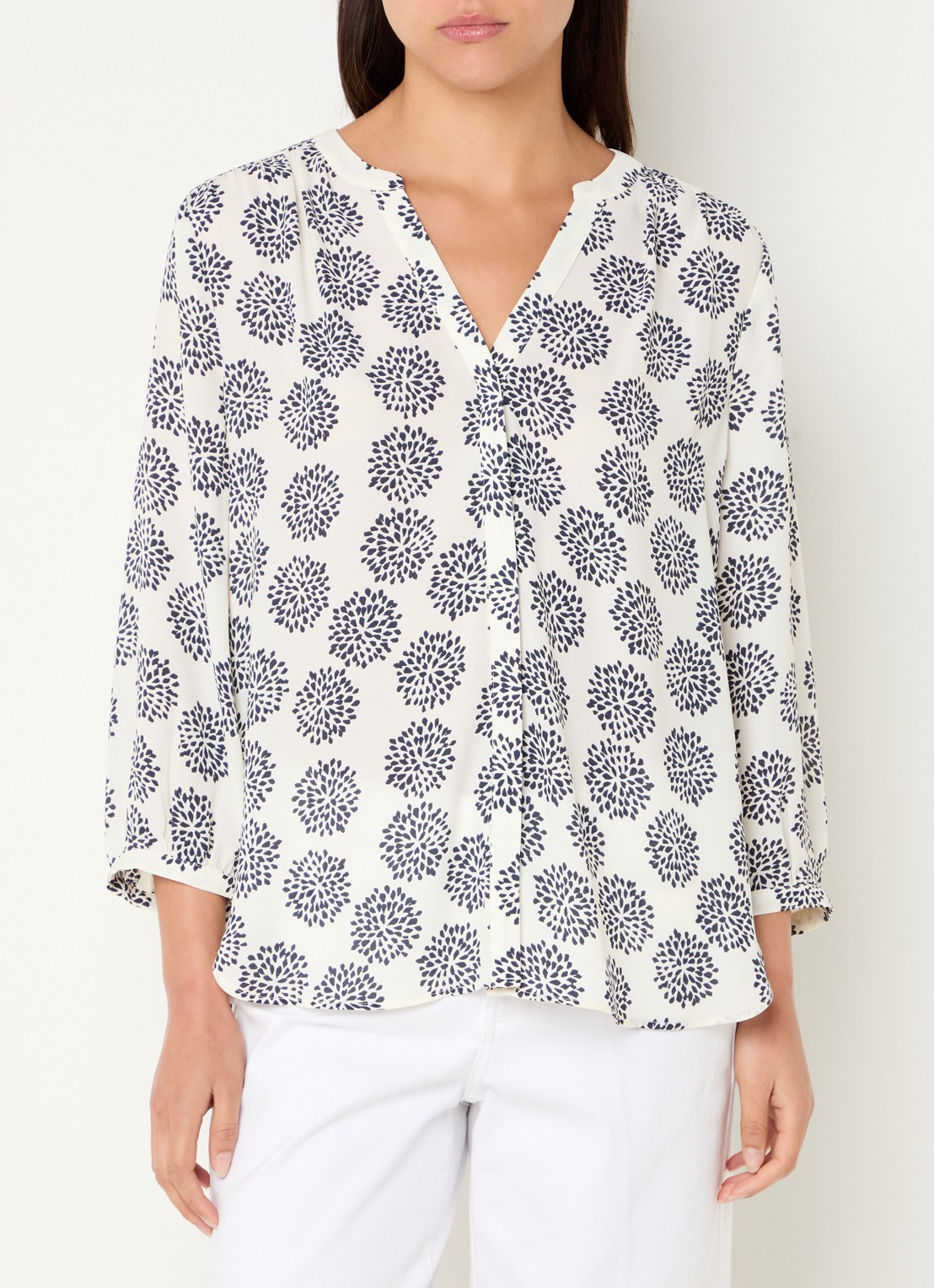 NYDJ Pintuck blouse met V-hals en print - detail 4 gebroken wit