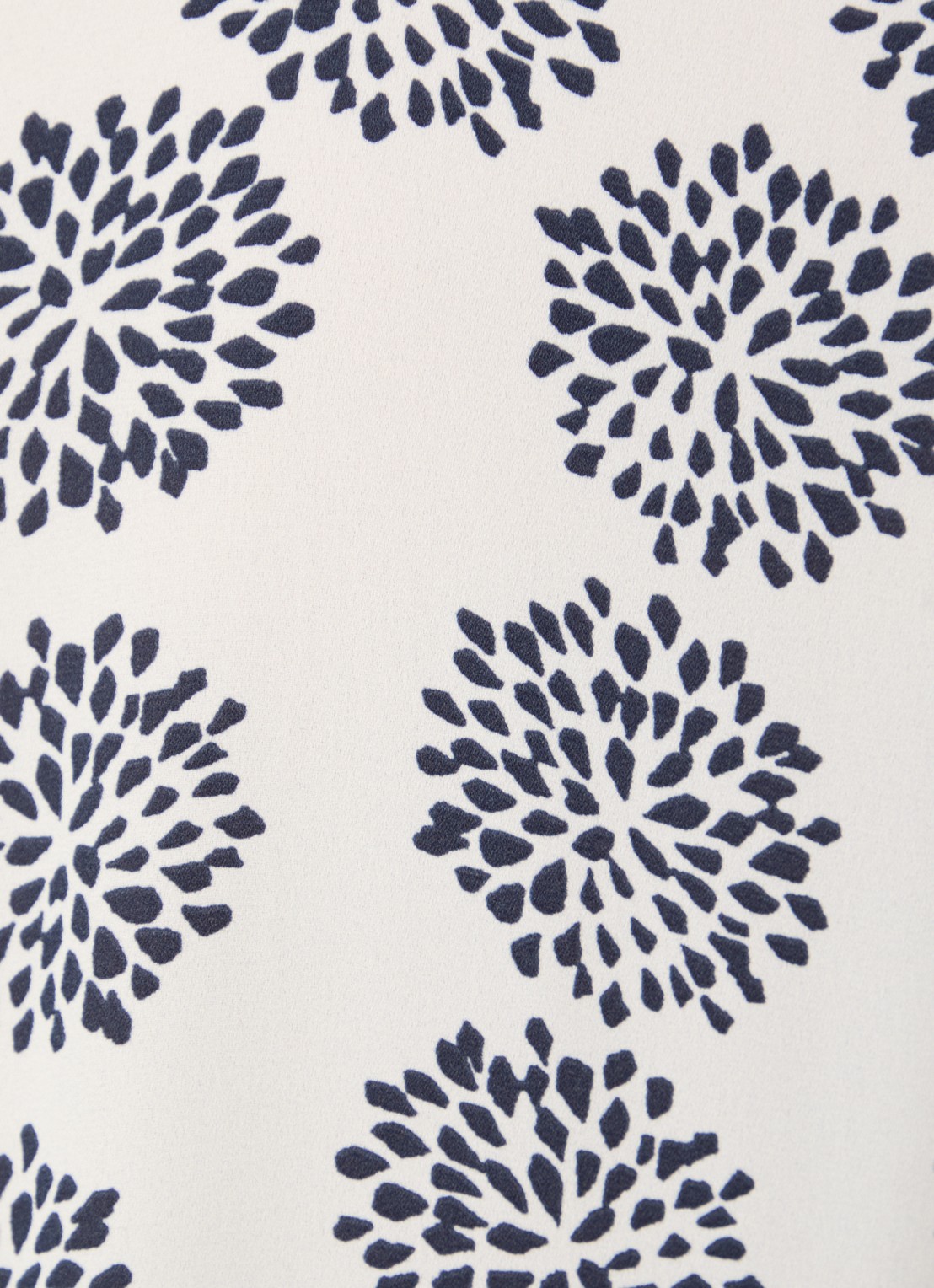 NYDJ Pintuck blouse met V-hals en print - detail 5 gebroken wit