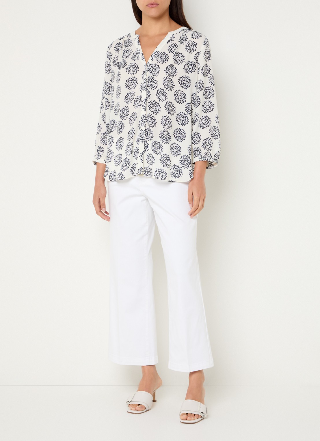 NYDJ Pintuck blouse met V-hals en print - voorkant 3 gebroken wit