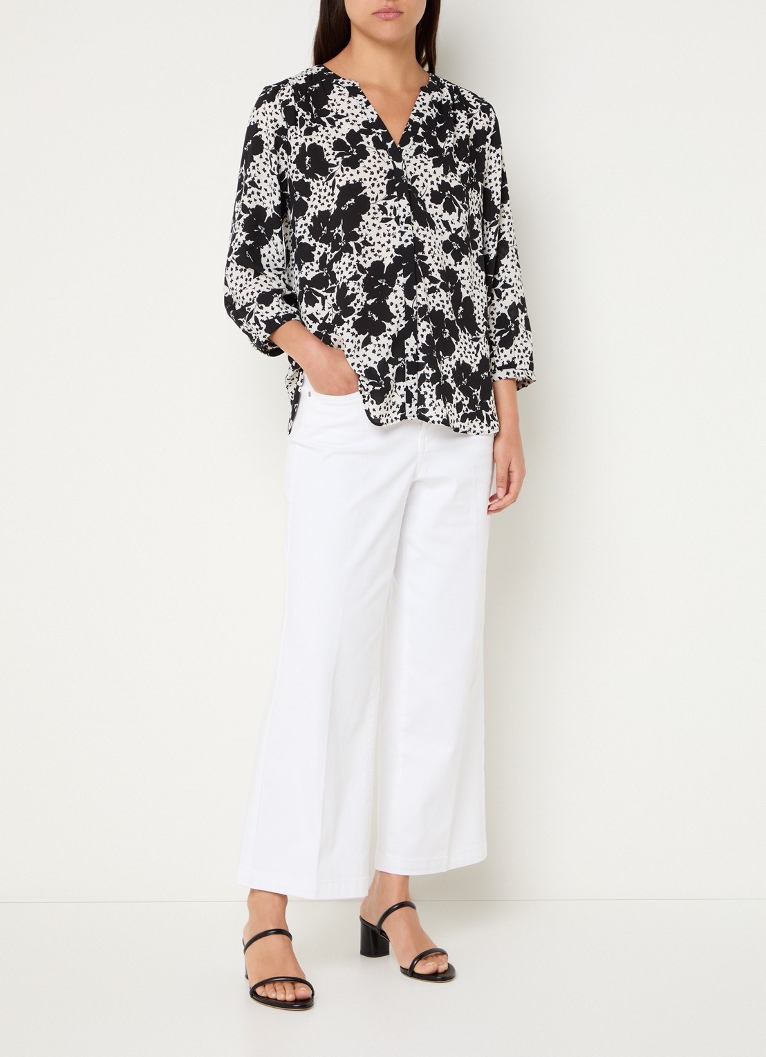 NYDJ Pintuck blouse met V-hals en print - voorkant 5 zwart