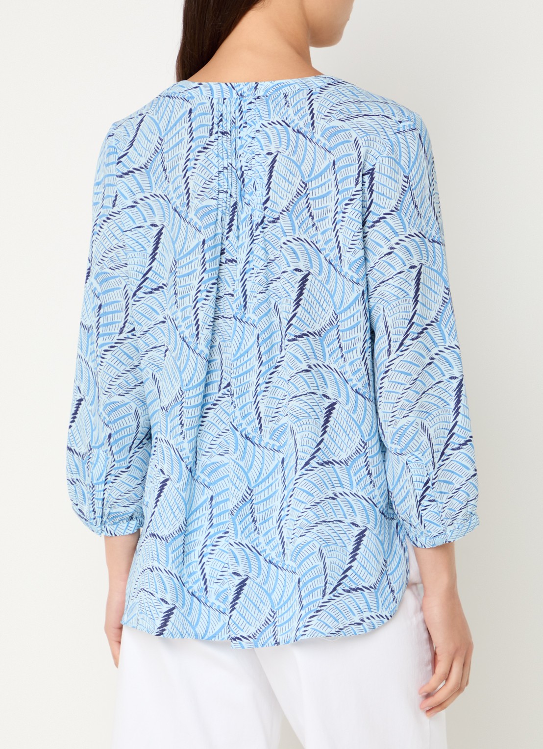 NYDJ Pintuck blouse met V-hals en print - achterkant 2 lichtblauw