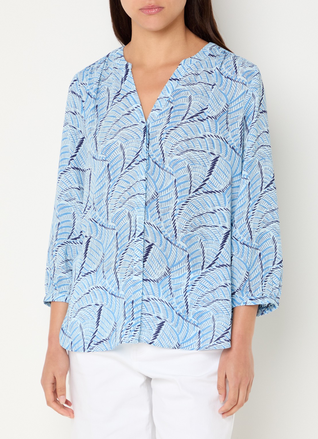 NYDJ Pintuck blouse met V-hals en print - detail 3 lichtblauw