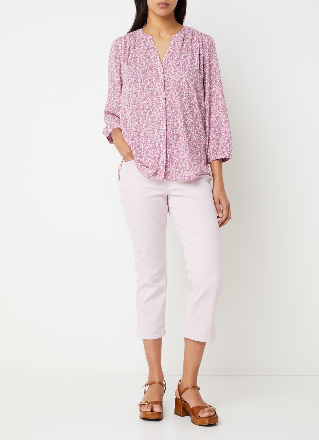 NYDJ Pintuck blouse met V-hals en print - voorkant 2 oudroze