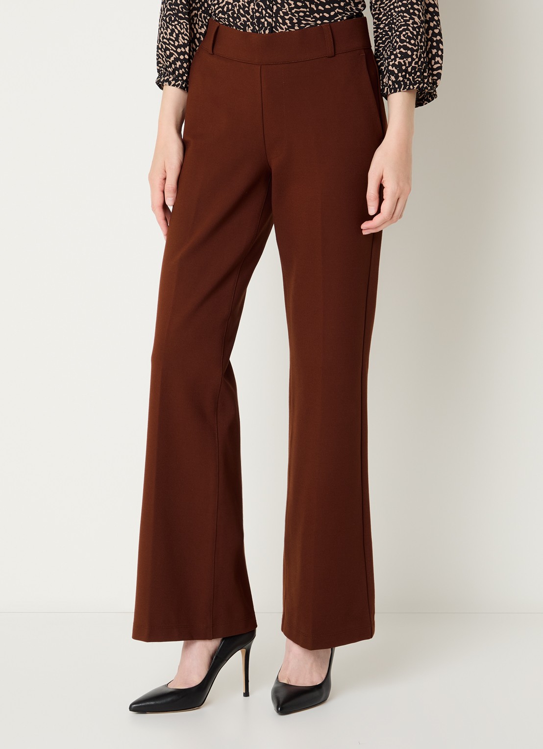 NYDJ Pull On high waist flared fit pantalon met steekzakken - detail 4 chocoladebruin