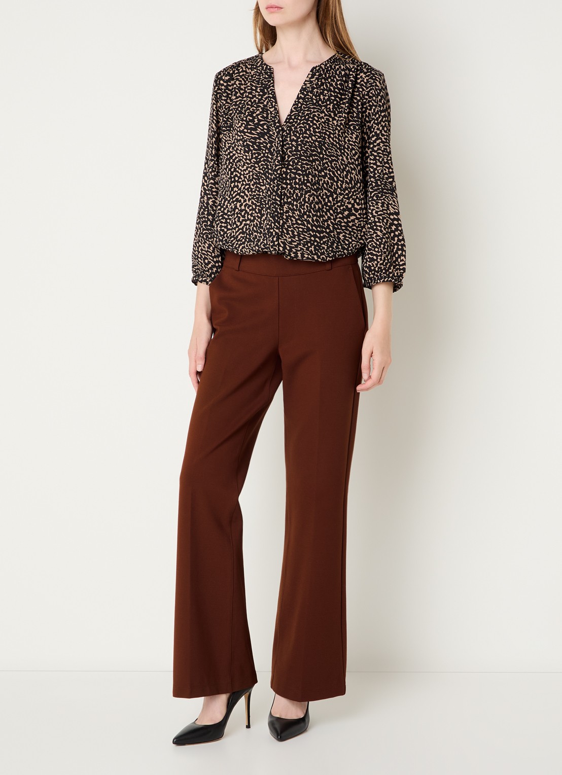 NYDJ Pull On high waist flared fit pantalon met steekzakken - voorkant 2 chocoladebruin