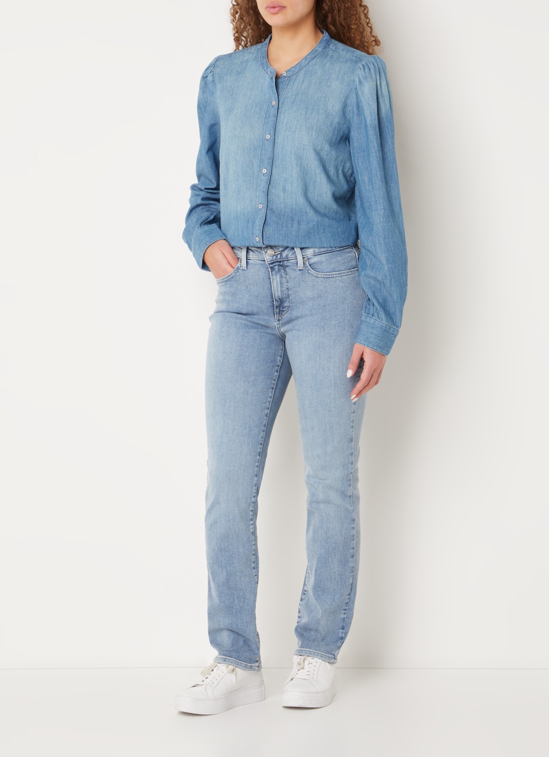 NYDJ Sheri mid waist slim fit jeans met stretch - voorkant 2 lichtblauw