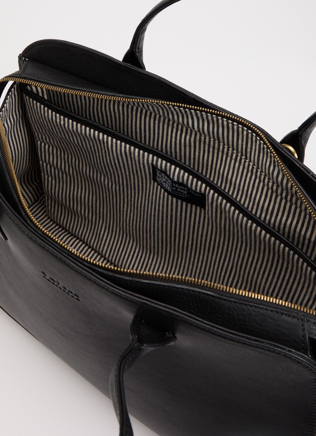 O My Bag Alma schoudertas van leer met 16 inch laptopvak  - detail zwart