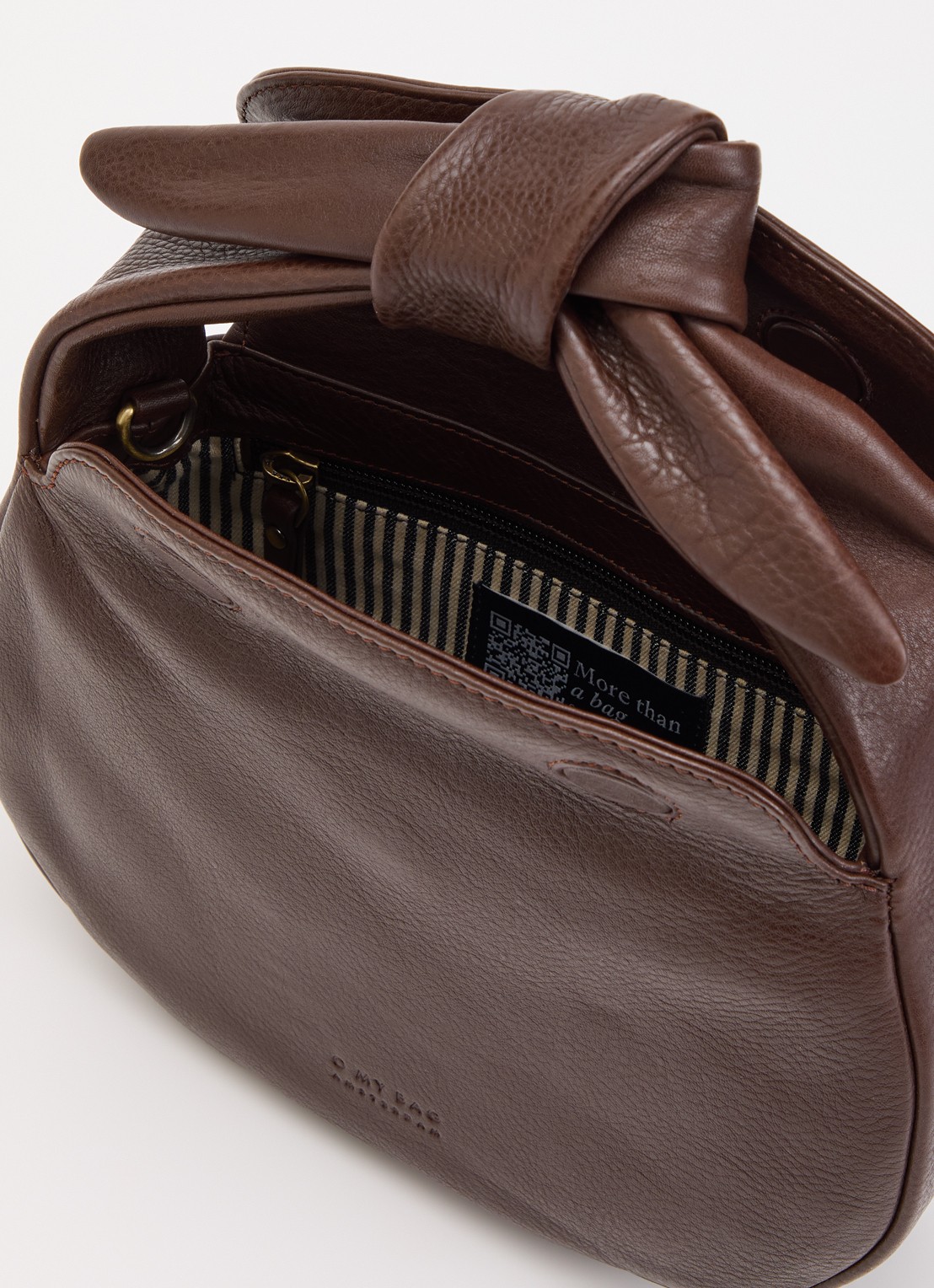 O My Bag Coco Croissant handtas van leer met afneembare schouderriem - detail 2 chocoladebruin