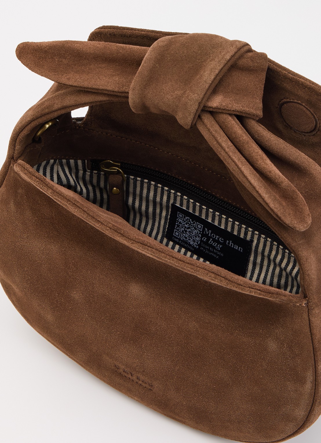 O My Bag Coco Croissant handtas van suède met afneembare schouderiem - detail donkerbruin