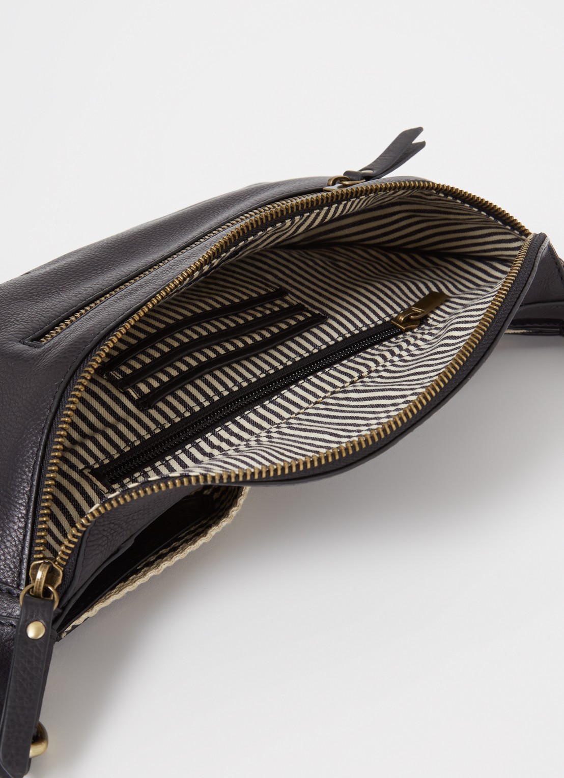 O My Bag Drew Medium heuptas van leer met afneembare schouderriem - detail 2 zwart