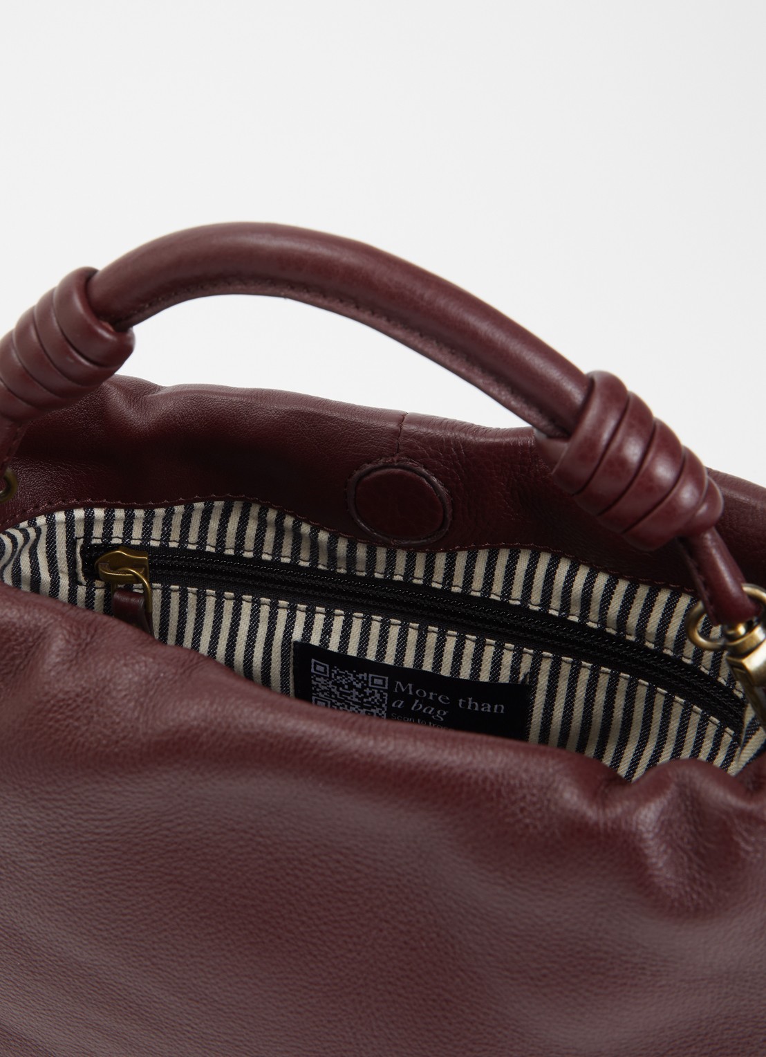 O My Bag Kiki Mini handtas van leer met afneembare schouderriem  - detail kersenrood