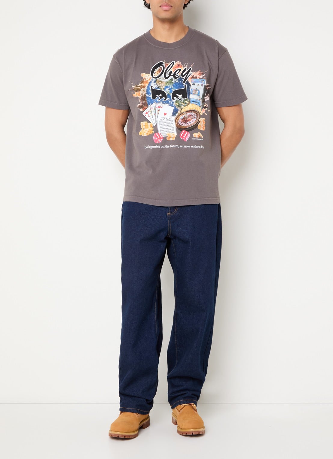 Obey Act Now T-shirt met print - voorkant 2 donkergrijs
