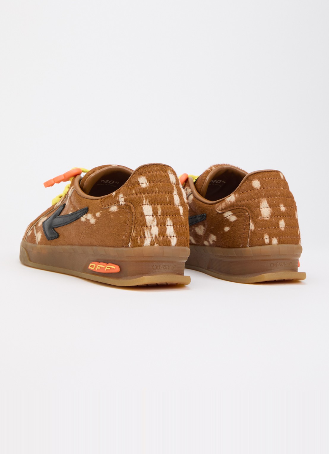 Off-White End Of Play sneaker van leer met ponyhair - achterkant bruin