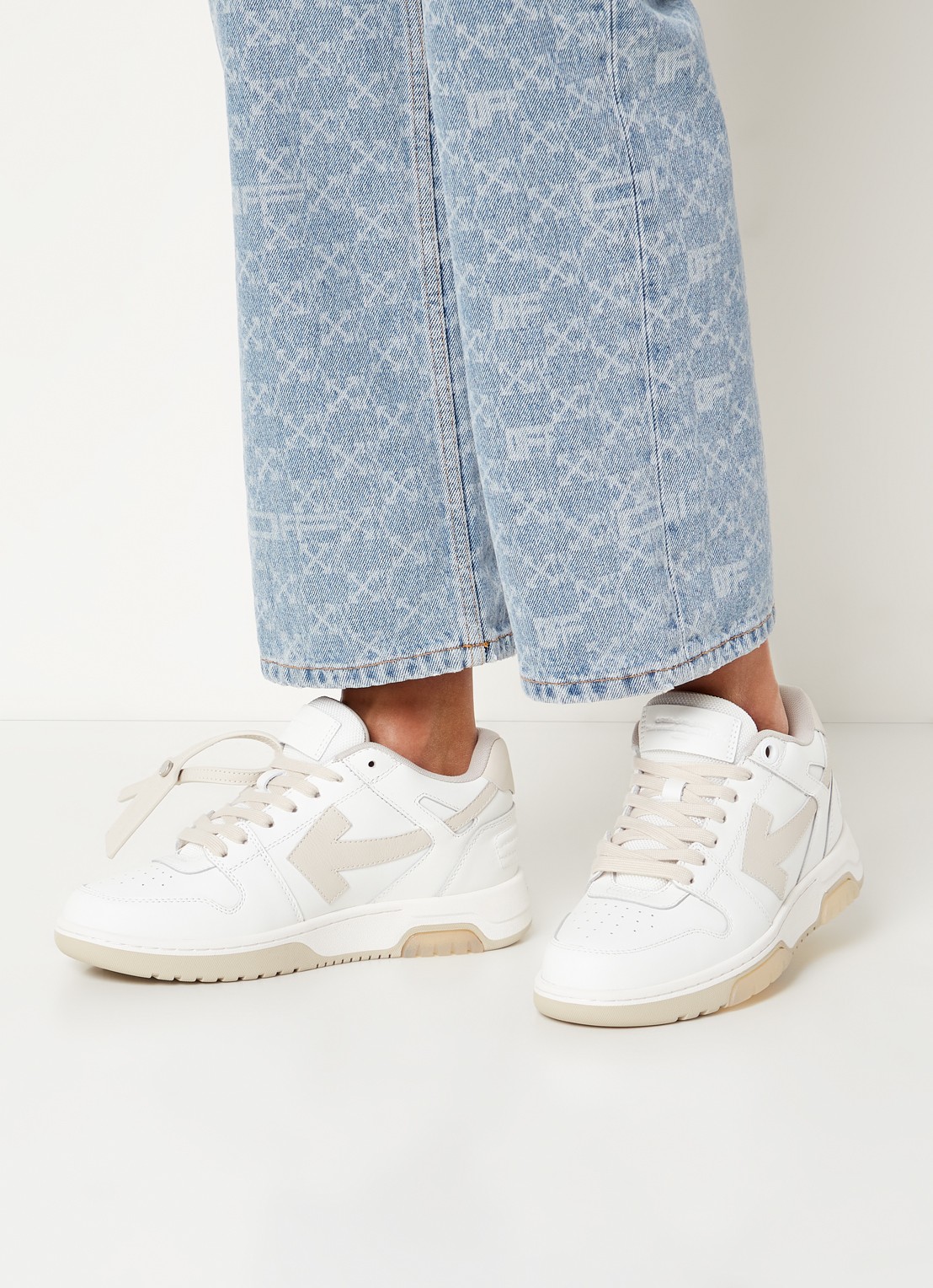 Off-White Out of Office sneaker van kalfsleer - voorkant beige