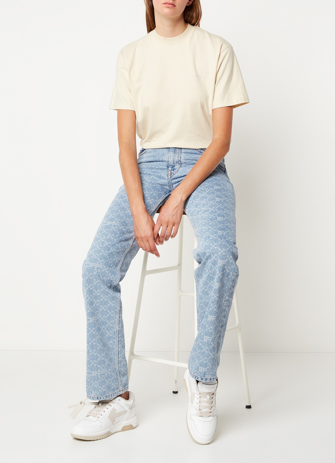 Off-White Out of Office sneaker van kalfsleer - voorkant 2 beige
