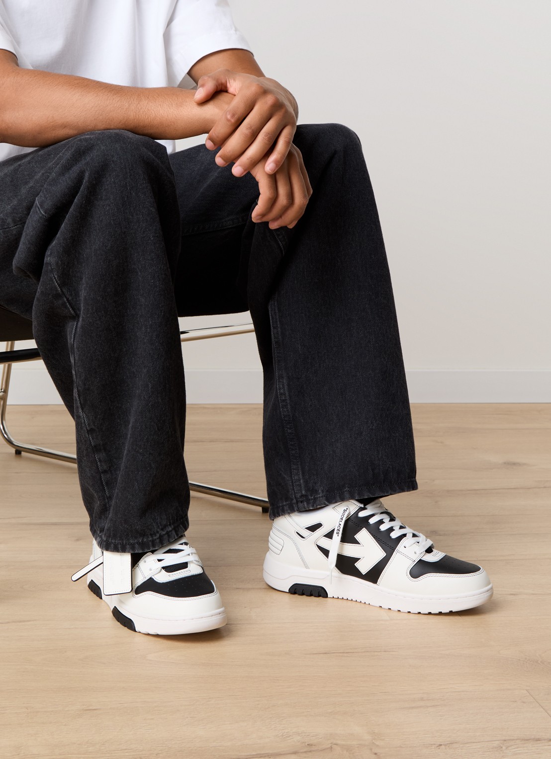 Off-White Out Of Office sneaker van kalfsleer - voorkant 2 gebroken wit