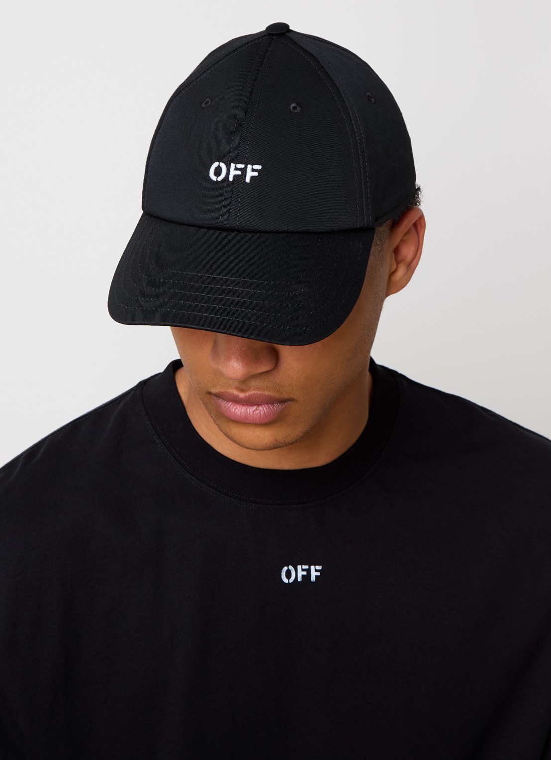 Off-White Pet met logoborduring - voorkant 2 zwart