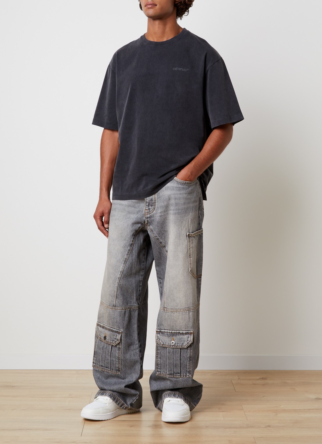Off-White Rugs Arrow Skate T-shirt met logo- en backprint - voorkant 2 zwart