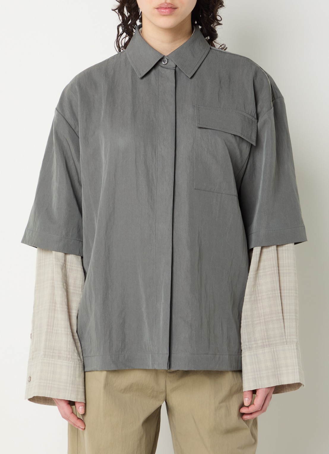 OLAF Blouse met borstzak en logoborduring - detail 4 grijs