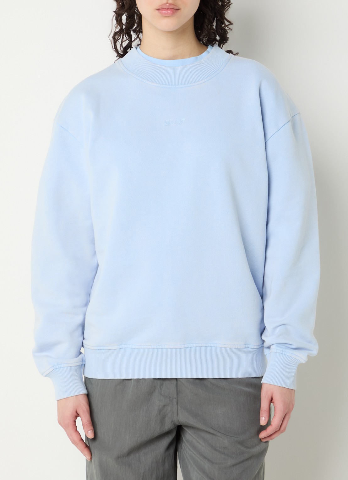 OLAF Essential sweater met logoborduring - detail 3 lichtblauw