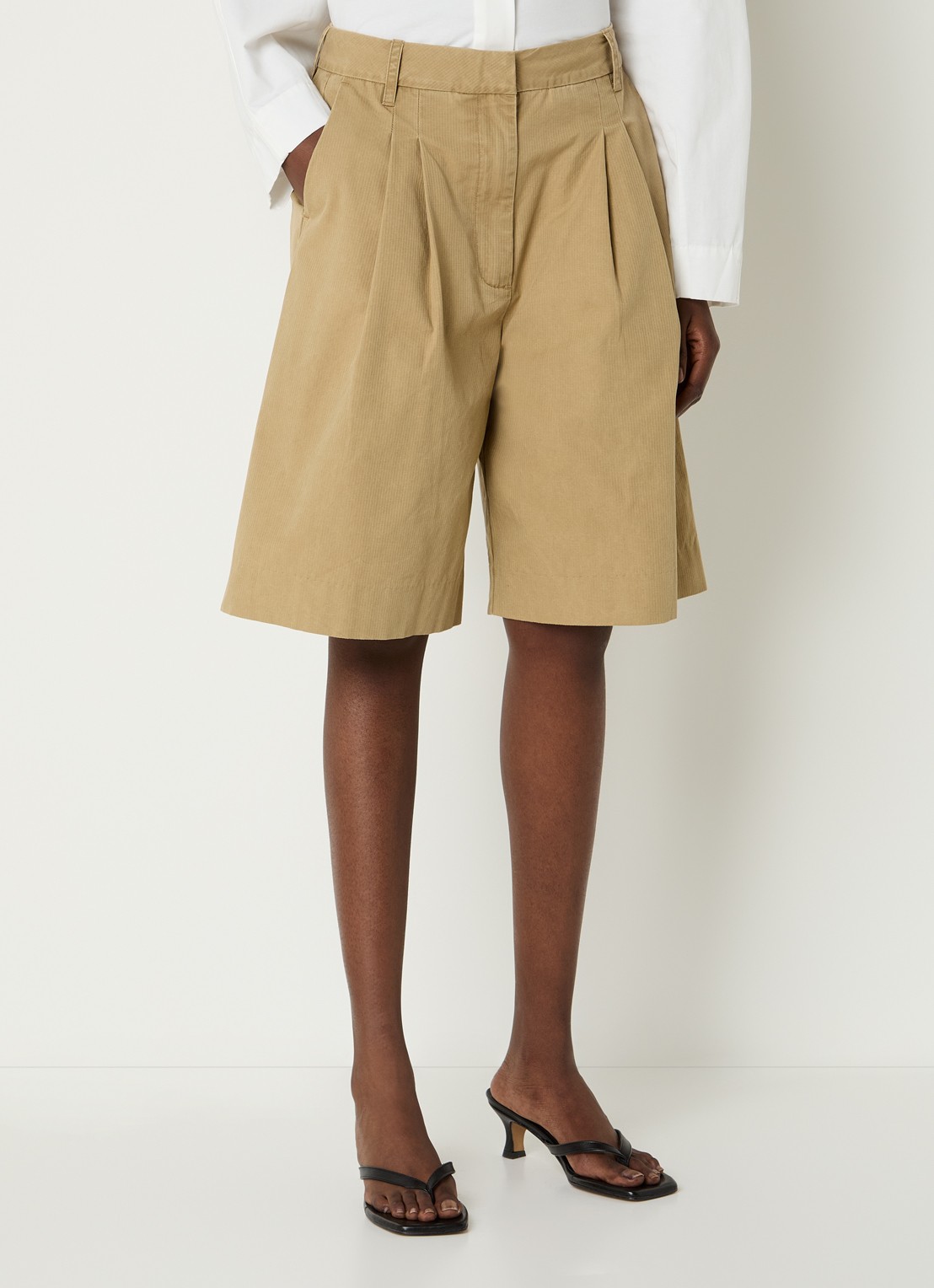 OLAF Low waist wide fit korte broek met paspelzak - detail 4 beige