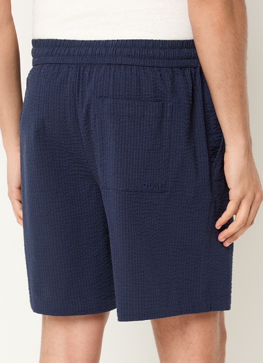 OLAF Seersucker midwaist loose fit korte broek met textuur - achterkant 3 donkerblauw