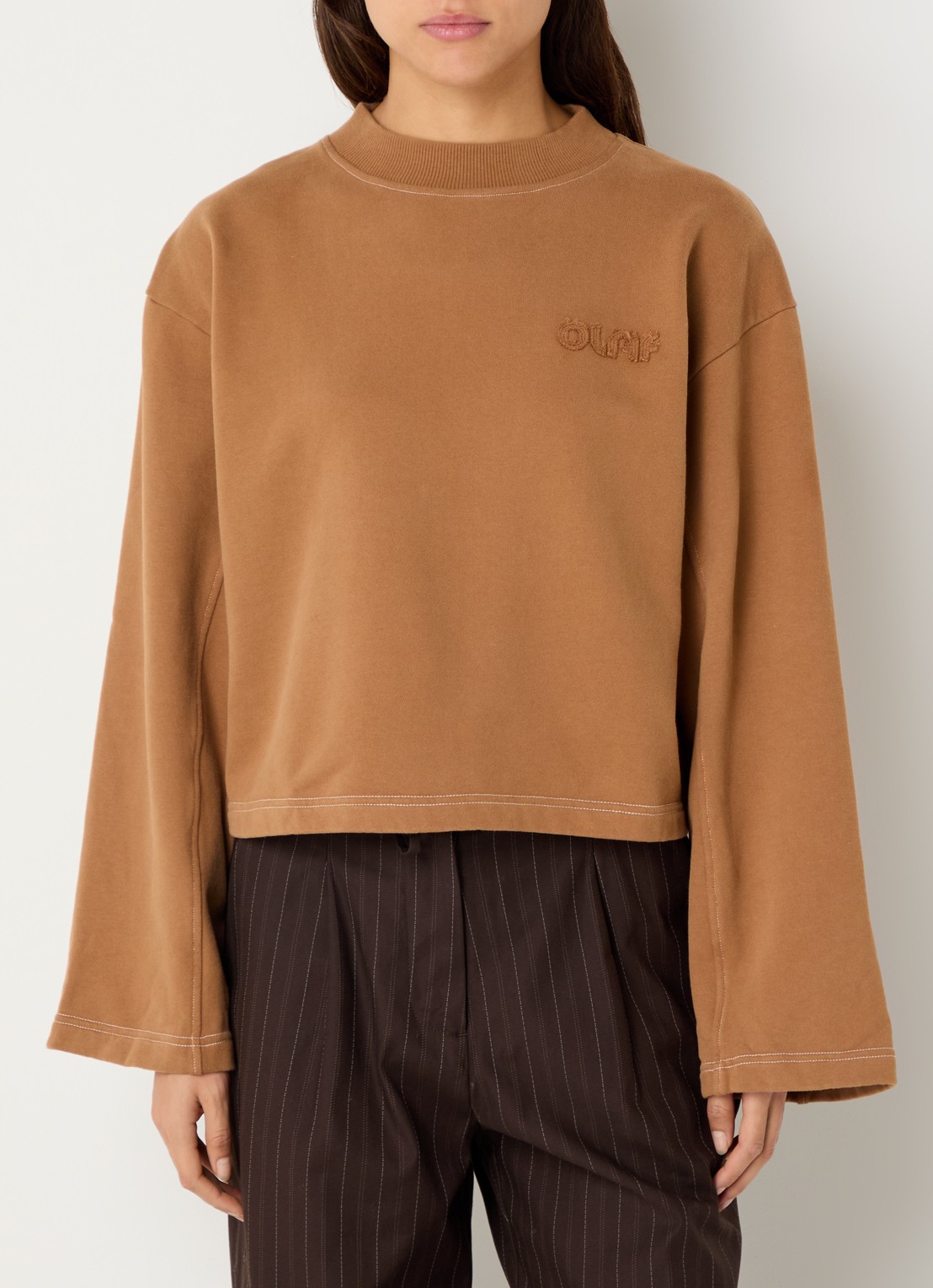 OLAF Sweater met logo - detail bruin