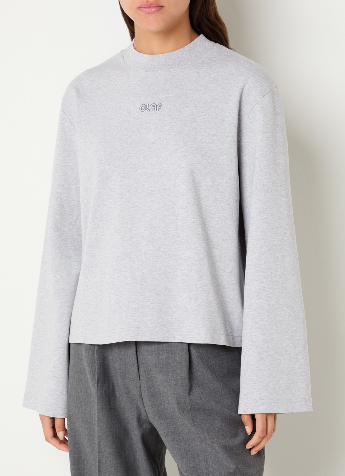 OLAF Sweater met logo - detail 2 grijsmele