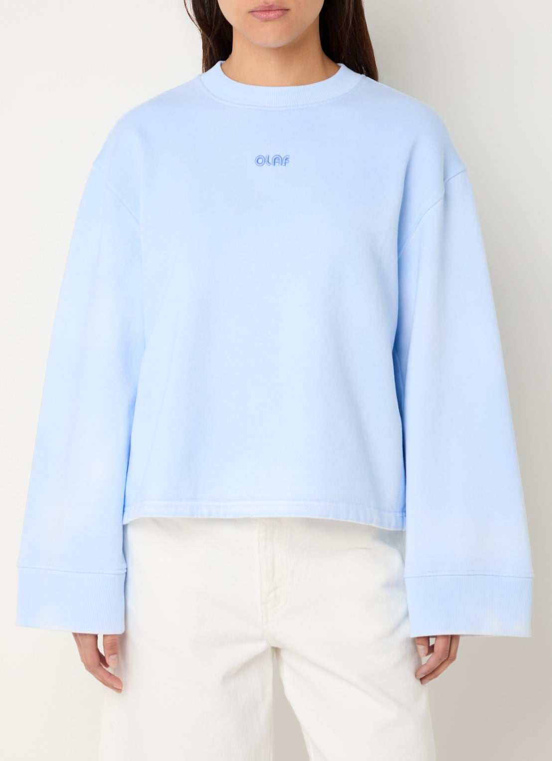 OLAF Sweater met verwassen afwerking en logo - detail 2 lichtblauw
