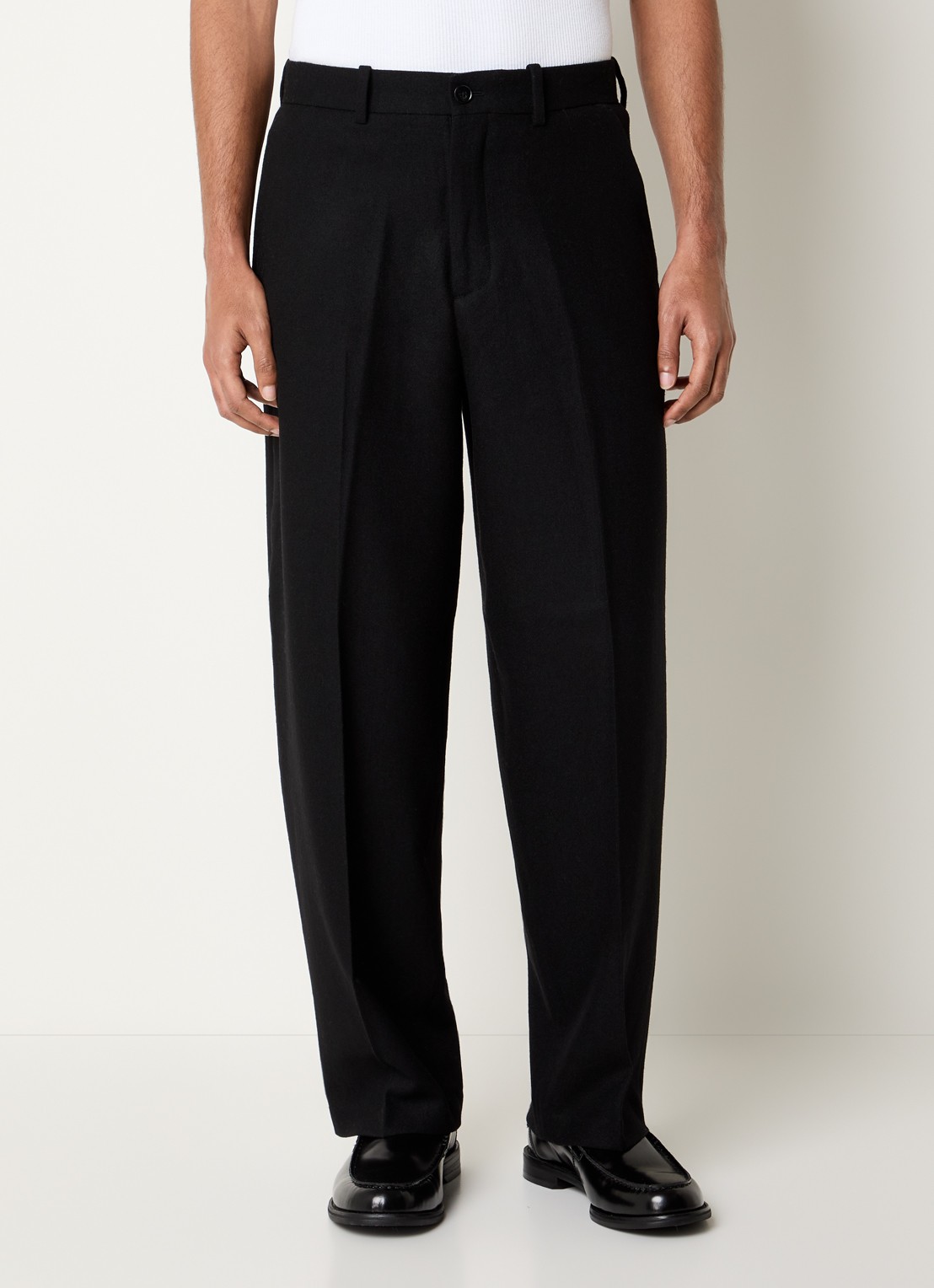 OLAF Tapered fit pantalon in wolblend met persplooi - detail zwart