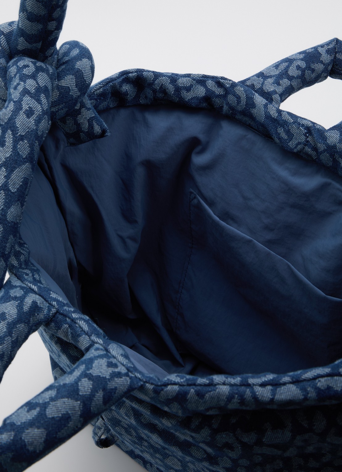 Ölend Ona gewatteerde crossbodytas van denim met panterprint - detail indigo