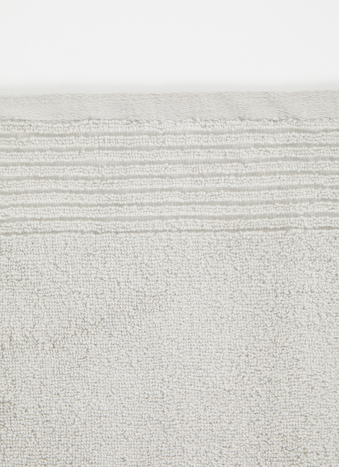 Olivier Desforges Alizee badhanddoek  - 450 gr/m² - 100 x 50 cm - detail lichtgrijs