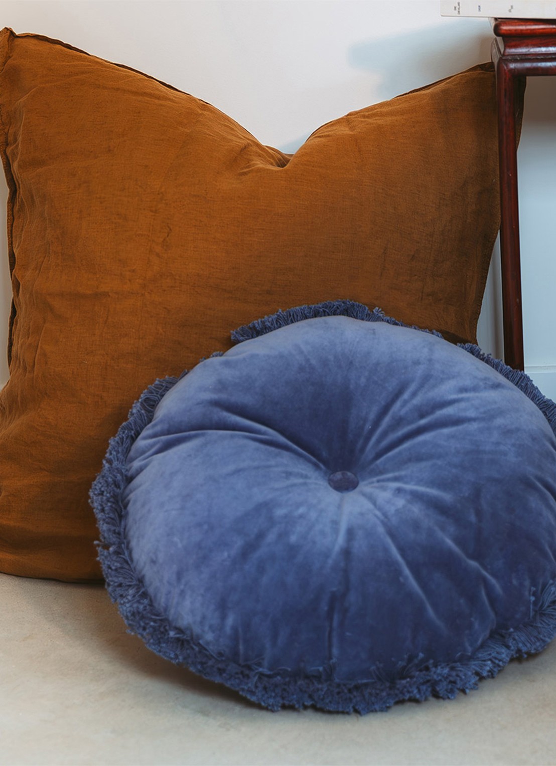 Olivier Desforges Romulus sierkussen Ø45 cm - detail blauw