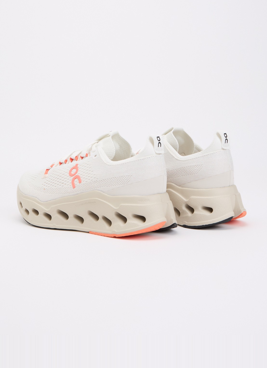 On Cloudsurfer Max sneaker met gebreid bovenwerk - achterkant creme