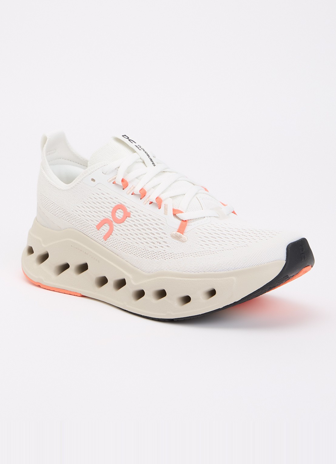 On Cloudsurfer Max sneaker met gebreid bovenwerk - voorkant 2 creme