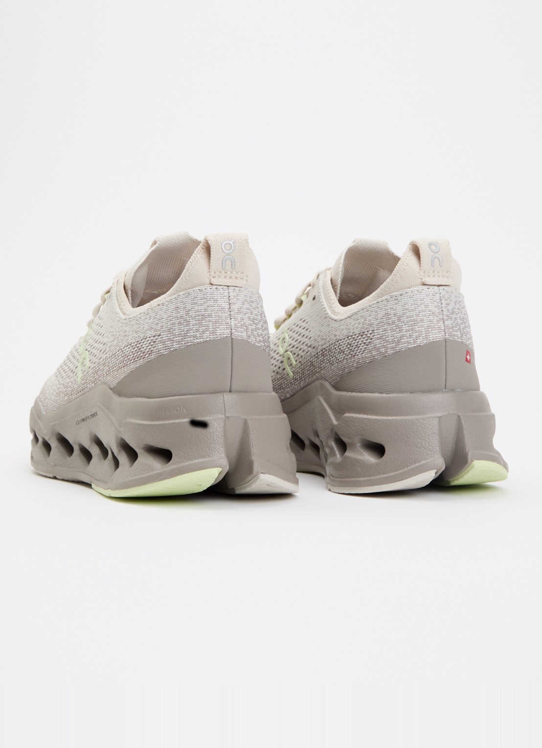 On Cloudsurfer Max sneaker met gebreid bovenwerk - achterkant 2 zand