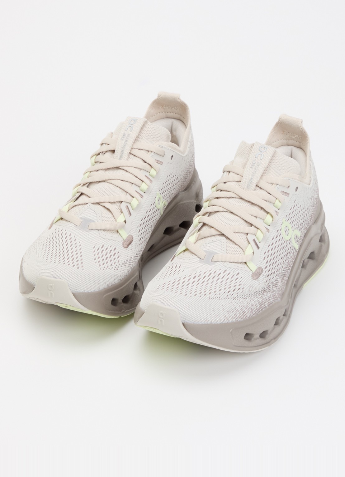 On Cloudsurfer Max sneaker met gebreid bovenwerk - detail 3 zand