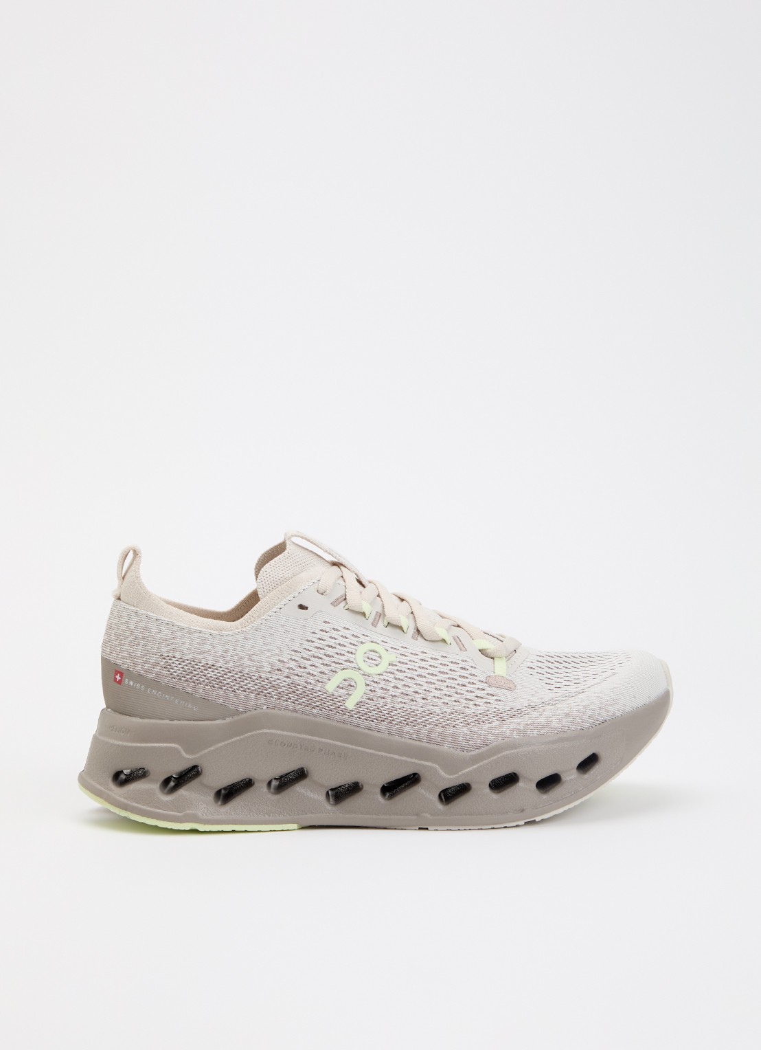 On Cloudsurfer Max sneaker met gebreid bovenwerk - voorkant zand