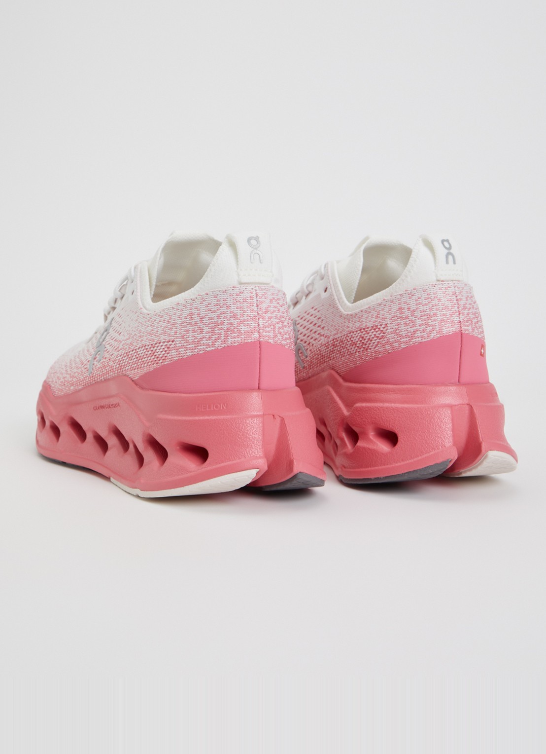 On Cloudsurfer Max sneaker met gebreid bovenwerk - achterkant 4 roze