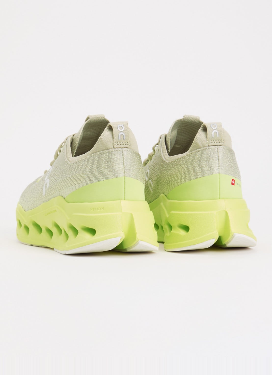 On Cloudsurfer Max sneaker van mesh met logo - achterkant neongeel