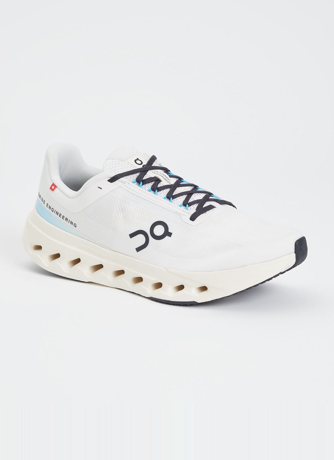 On Cloudsurfer Next hardloopschoen met mesh details - voorkant 4 wit