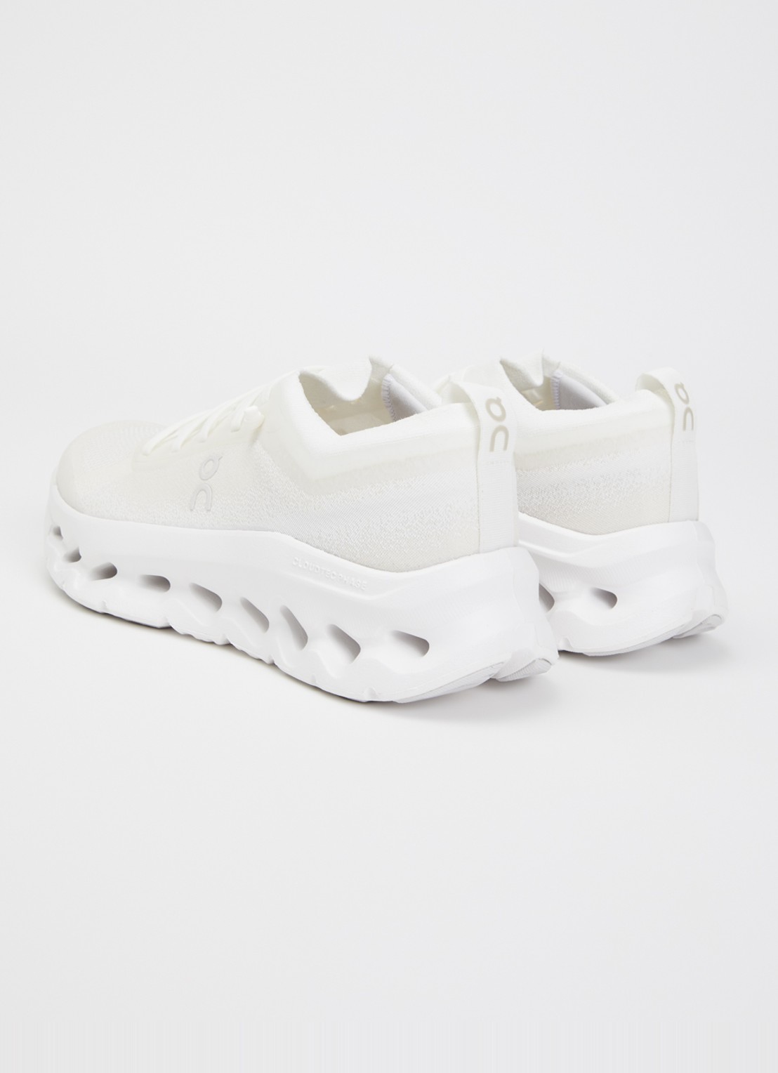 On Cloudtilt Moon sneaker met gebreid bovenwerk - achterkant wit