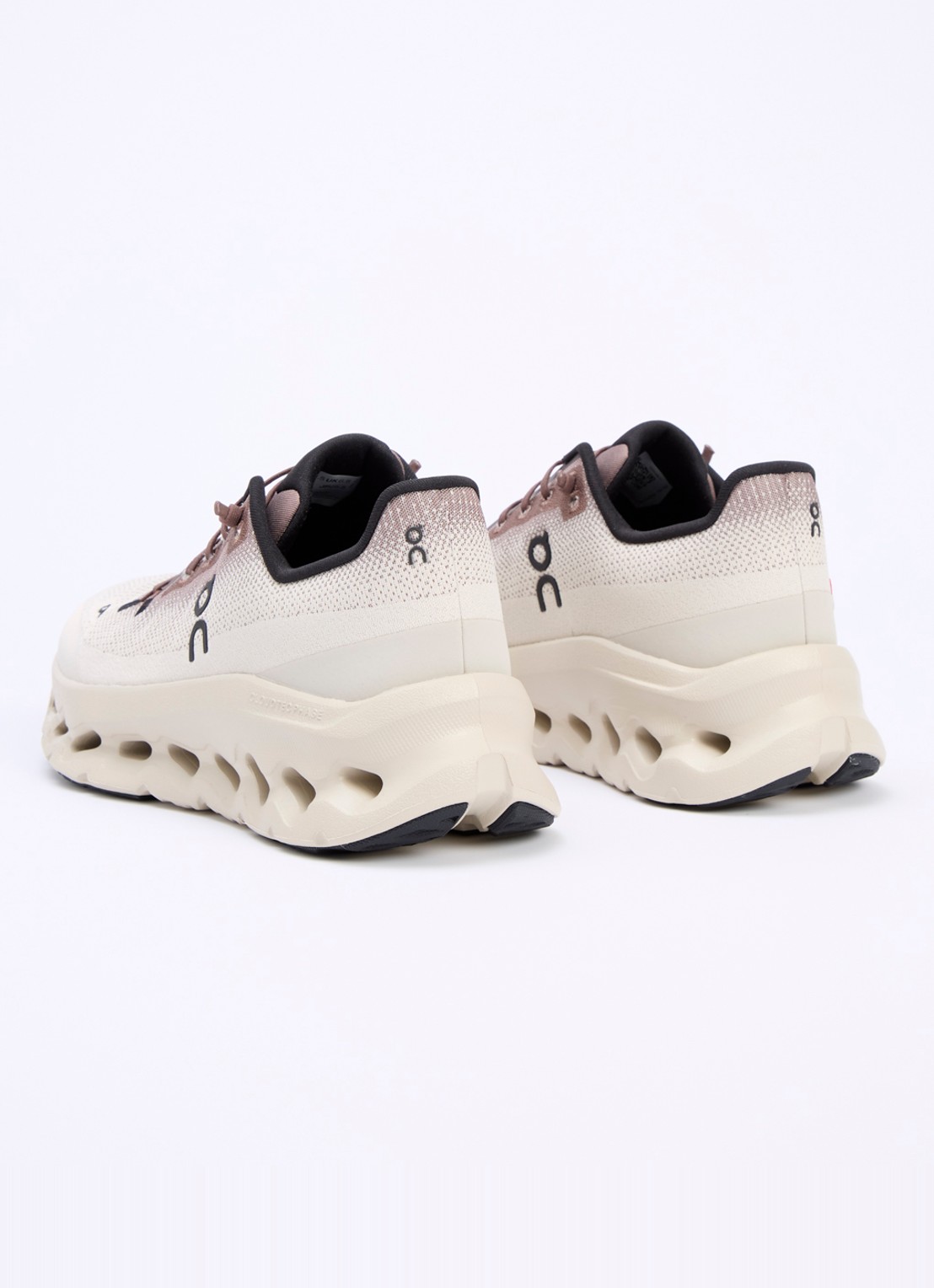On Cloudtilt sneaker met gebreid bovenwerk - achterkant beige