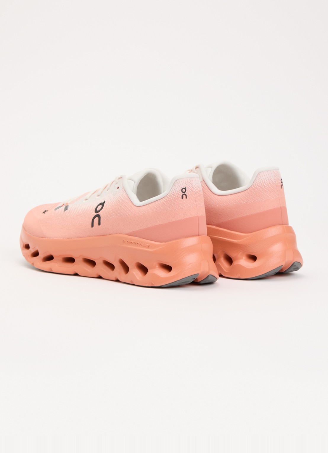 On Cloudtilt sneaker met gebreid bovenwerk - achterkant zalmroze